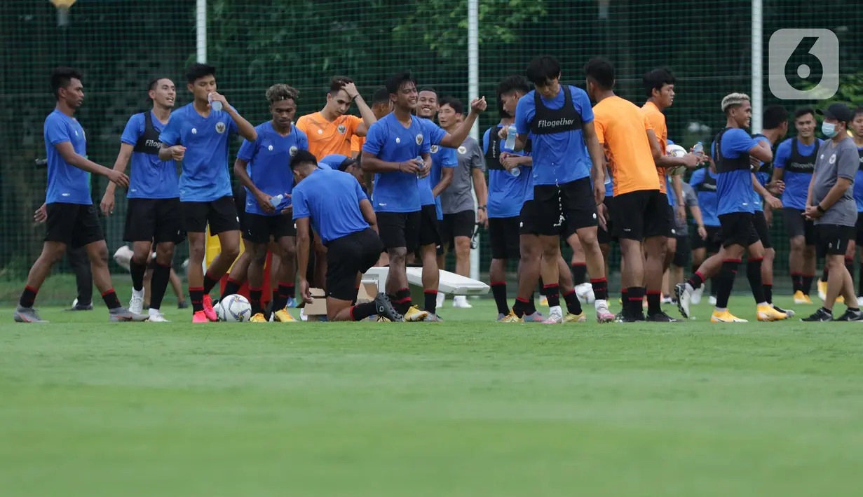 Pemain Timnas Indonesia U-22 usai mengikuti latihan perdana di Lapangan D, Kompleks Gelora Bung Karno, Senayan, Jakarta, Rabu (10/2/2021). Latihan perdana Timnas U-22 diikuti 31 pemain yang dipersiapkan untuk ajang SEA Games 2021 di Vietnam. (Liputan6.com/Helmi Fithriansyah)