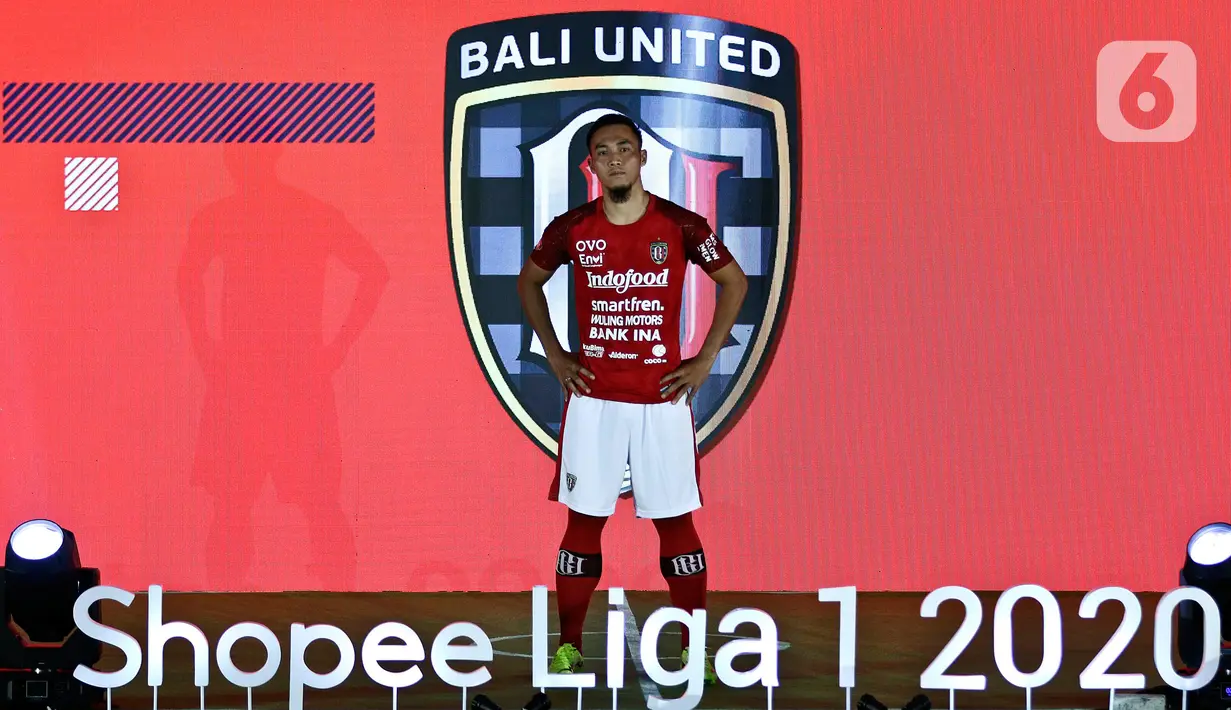 Pemain Bali United berpose mengenakan jersey untuk Shopee Liga 1 2020 saat acara Launcing di Hotel Fairmont, Jakarta, Senin (24/2/2020). Shopee Liga 1 2020 diikuti 18 klub terbaik Indonesia. (Liputan6.com/Johan Tallo)