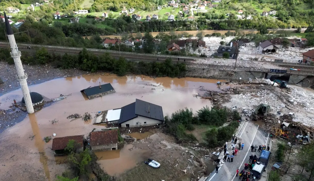 Sebuah foto udara menunjukkan tim penyelamat dan tim darurat membersihkan puing-puing dan mencari korban selamat di daerah banjir di sepanjang ngarai sungai Neretva setelah hujan lebat di desa Donja Jablanica, sekitar 50 Km (31 mil) di barat daya Sarajevo, pada tanggal 4 Oktober 2024. (ELVIS BARUKCIC/AFP)