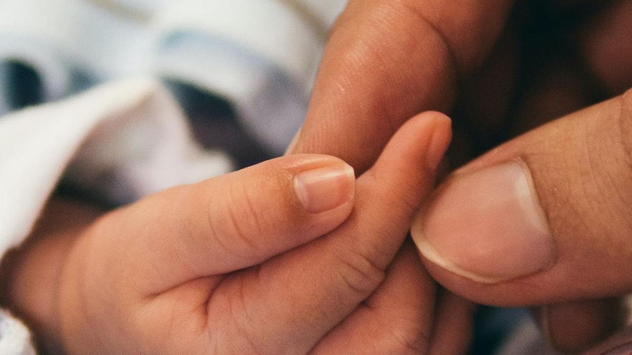 Depresi pasca melahirkan merupakan suatu kondisi yang sering kali terabaikan tetapi memiliki dampak signifikan pada kesejahteraan mental ibu pasca persalinan. Meskipun kelahiran seorang anak merupakan momen yang penuh kegembiraan, bagi sebagian perempuan