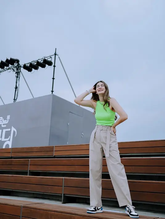 Luna Maya menjadi salah satu selebritas yang sering hadir di konser dan festival musik. Gayanya begitu effortless, memadukan nuansa chic dan kasual yang seru untuk ditiru. [Foto: Luna Maya/ Instagram]