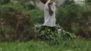 Petani saat memikul hasil panen di perkebunan sayur kawasan Sunter, Jakarta, Selasa (9/7/2019). Perkebunan di kawasan Sunter ini merupakan salah satu pemasok sayuran seperti bayam, kangkung, sawi, dan kemangi di pasar tradisional yang berada di utara Jakarta. (merdeka.com/Iqbal S. Nugroho)