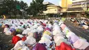 Ribuan umat muslim bersujud menjalankan Salat Idul Adha 1438 H di kawasan Pasar Senen, Jakarta, Jumat (1/8). Setelah menjalankan salat umat muslim melakukan penyembelihan hewan kurban. (Liputan6.com/Immanuel Antonius) 