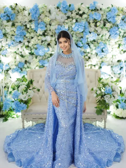 Gaun bersiluet mermaid itu semakin apik, karena dilengkapi ekor panjang dan kerudung tulle warna senada. [@jharnabhagwani]