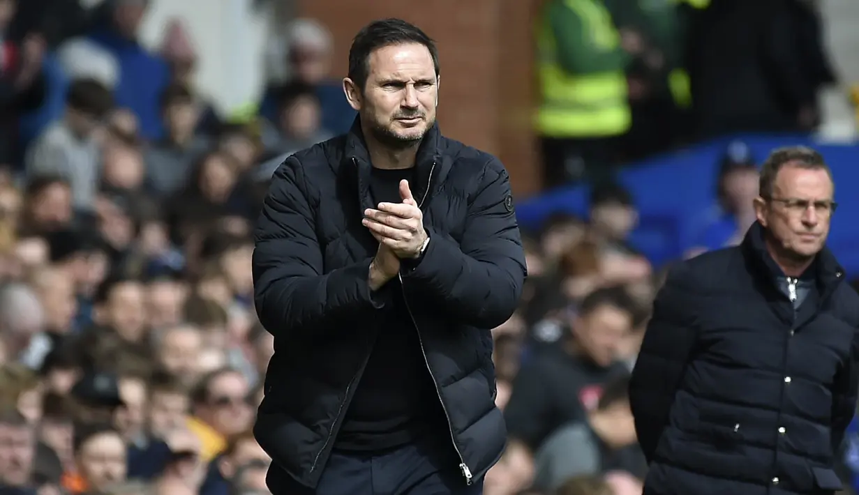 <p>Pasukan Frank Lampard perlahan tapi pasti mulai bangkit. Mereka mulai menebar ancaman ke gawang MU. (AP/Rui Vieira)</p>