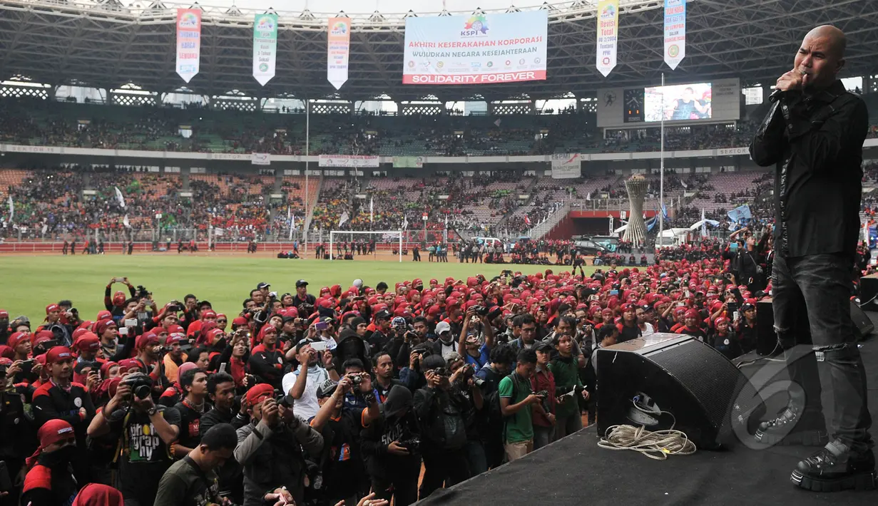 Ahmad Dhani mampu memukau para buruh di Perayaan hari buruh internasional (May Day), SGBK, Jakarta, Jumat (1/5/2015). Dhani terpaksa menghentikan aksinya karena ada insiden seorang pria yang terjun sambil membakar diri (Liputan6.com/Herman Zakharia)