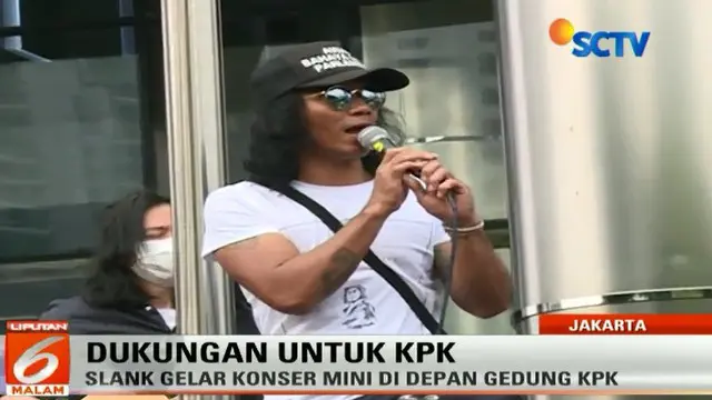 Salah satu pimpinan KPK, Saut Situmorang ikut meramaikan suasana dengan memainkan flute.