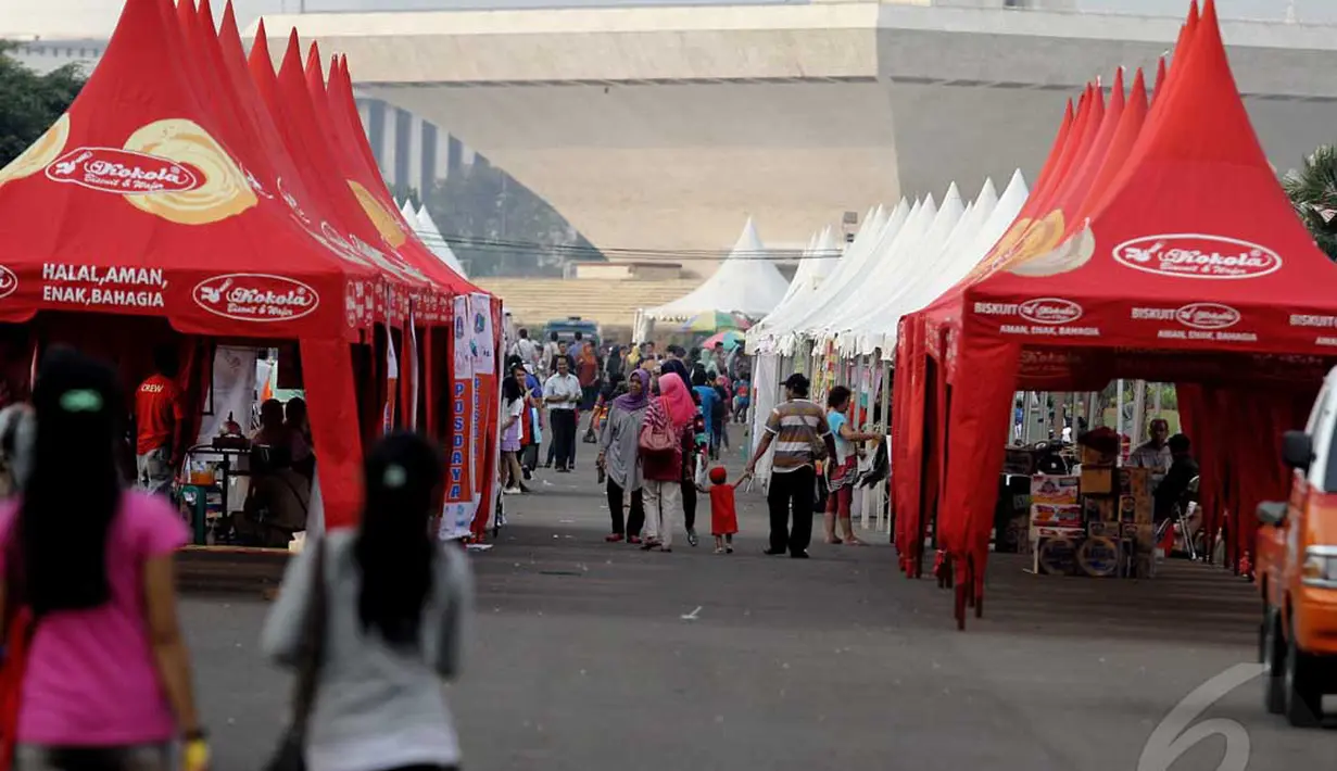 Ribuan pengunjung memadati Pekan Raya Jakarta (PRJ) Monas dibuka sejak Selasa (10/6/2014) (Liputan6.com/Faisal R Syam).