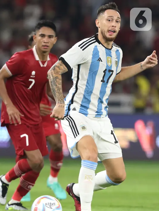 Argentina melakukan kesalahan sehingga Indonesia mendapat tendangan penjuru di menit ke-34. Marc Klok yang mengambil mengarahkan langsung bola ke gawang. Sayang sepakannya bisa dimentahkan bek Argentina. (Liputan6.com/Helmi Fithriansyah)