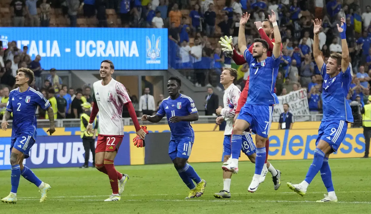 Para pemain Timnas Italia merayakan kemenagan 2-1 atas Timnas Ukraina setelah berakhirnya laga Grup C Kualifikasi Euro 2024 di San Siro Stadium, Milan, Rabu (13/9/2023) dini hari WIB. (AP Photo/Luca Bruno)