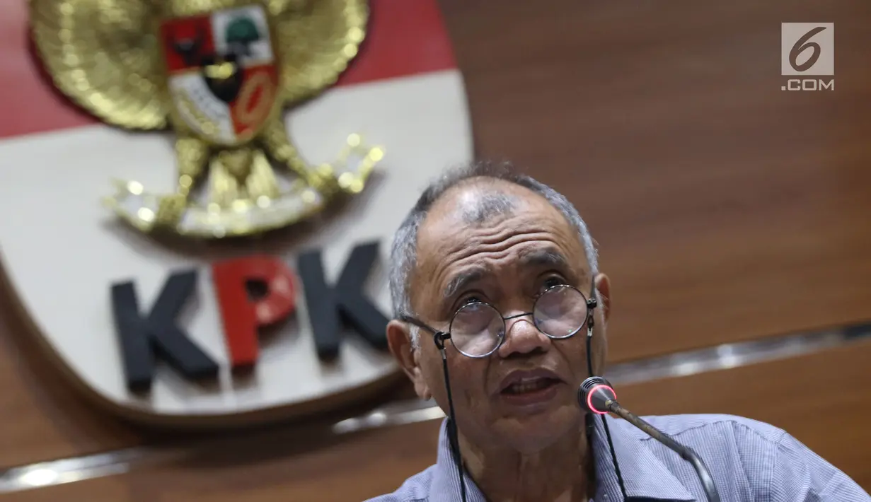 Ketua KPK Agus Rahardjo saat memberi keterangan terkait OTT Bupati Pakpak Bharat Sumatera Utara, Remigo Yolanda Berutu di Gedung KPK, Jakarta, Minggu (18/11). KPK menetapkan tiga tersangka termasuk Remigo Yolanda Berutu. (Liputan6.com/Helmi Fithriansyah)