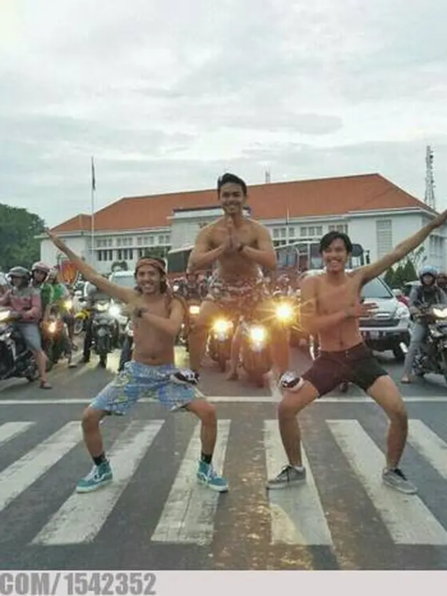 6 Tingkah Cheerleader saat Lompat Ini Bikin Melongo