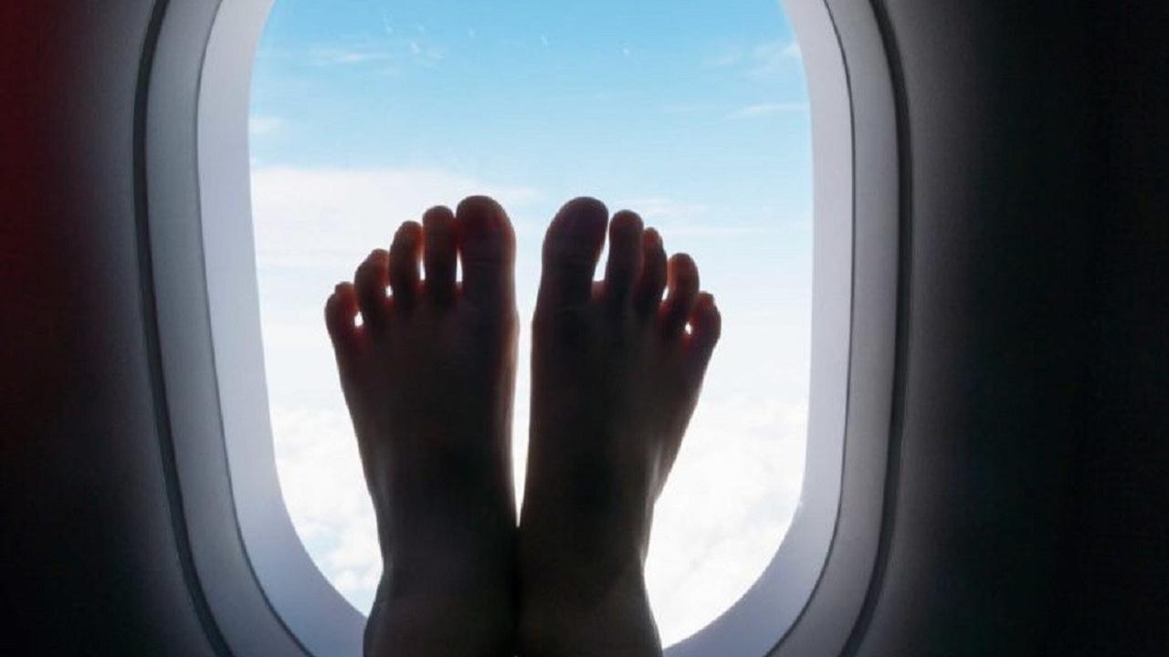 Ilustrasi Lepas Alas Kaki