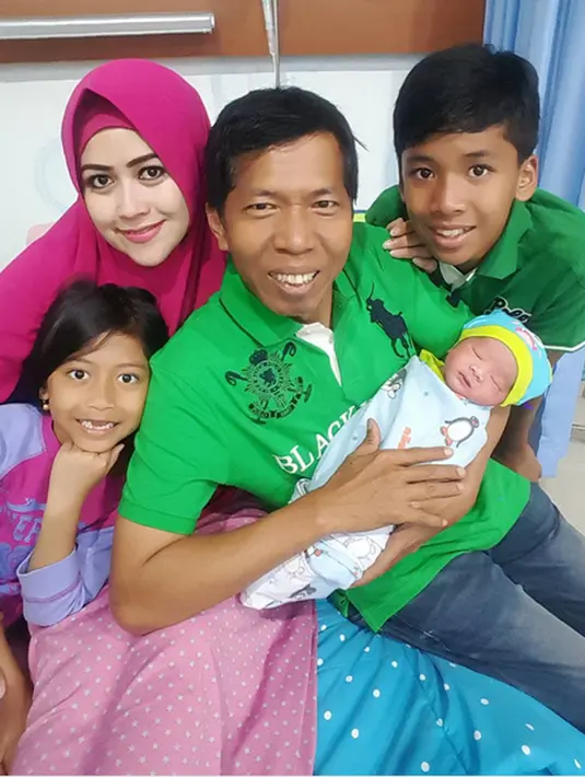 "Alhamdulillah atas Ridho dan Kasih Sayang ALLAH SWT Telah Lahir Anak ke 4 Kami😍😊Baby Boy dgn Persalinan Normal☺Lahir pd Hari Sabtu 5 Agustus 2017 Jam 11.20.." tulis istri kedua Kiwil sebagai keterangan foto. (Instagram/meggykiwil)