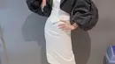 Jihan Audy juga mengandalkan hitam putih sebagai warna outfit manggungnya. Blazer hitam berlengan balon, dipadukan dengan dress putih dan sepatu hitam, membuatnya nampak elegan saat di atas panggung. (Liputan6.com/IG/@jihanaudy123_real).