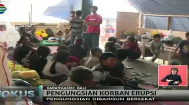 Sejumlah warga di Kecamatan RenKabupaten Karangasem, Bali, yang wilayahnya terdampak erupsi Gunung Agung gunakan aula pasar untuk mengungsi.