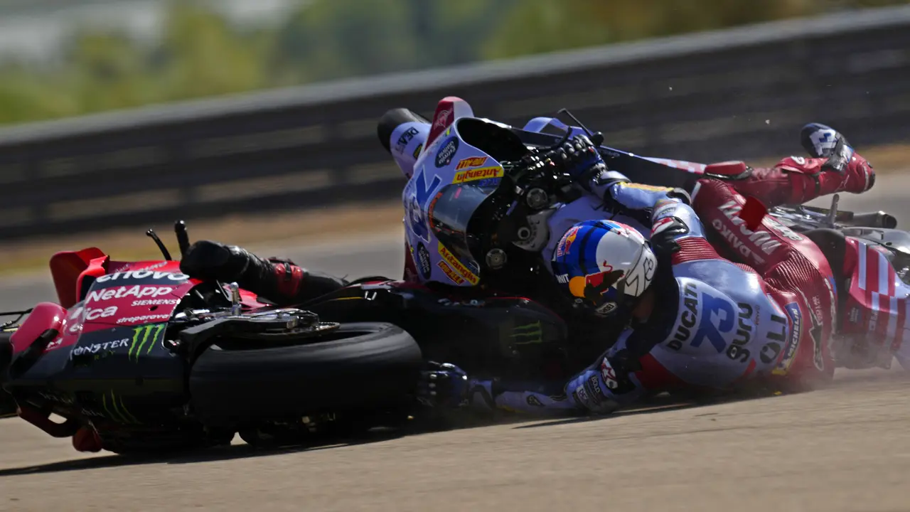 Foto: Insiden Tabrakan Bagnaia dan Alex Marquez di MotoGP Aragon 2024