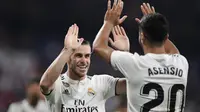 Penyerang Real Madrid, Gareth Bale (kiri) melakukan selebrasi bersama Marco Asensio, usai mencetak gol ke gawang Getafe, di Santiago Bernabeu, Minggu (19/8/2018).  (AFP/Javier Soriano)