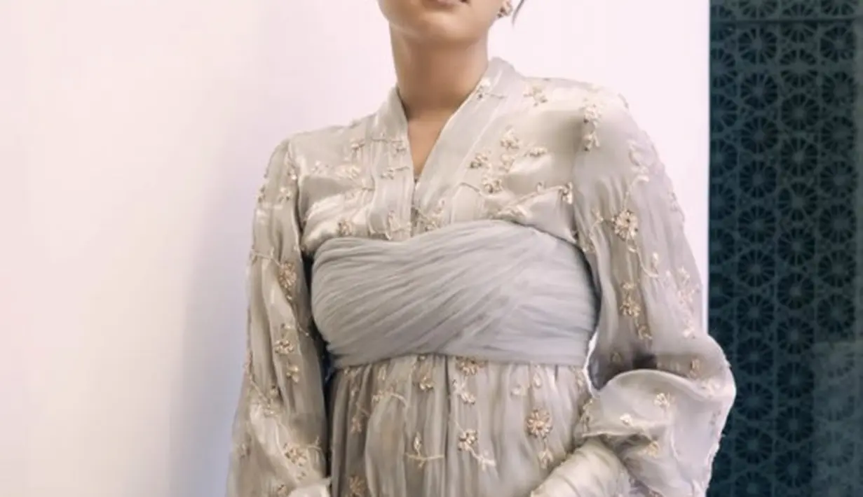 Kebayanya hadir dengan detail yang selalu unik dan menawan. [Foto: Instagram/ Akhairunnisa]