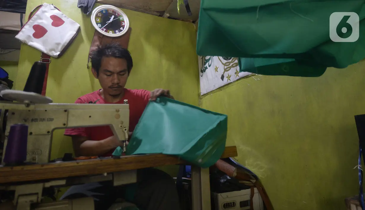 Mustaqim (29), perajin tas menyelesaikan pesanan tas jinjing di Parakan, Pamulang, Tangerang Selatan, Banten, Selasa (30/9/2020). Menurut Mustaqim, pesanan tas dari instansi pemerintah dan perusahaan swasta menurun hingga 70 persen dibandingkan sebelum pandemi Covid-19. (merdeka.com/Dwi Narwoko)