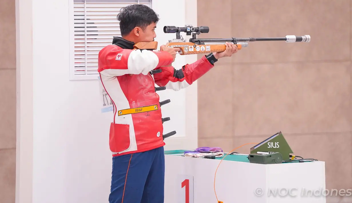 Petembak Indonesia, Muhammad Sejahtera Dwi Putra saat berlomba di nomor perorangan 10 meter running target putra cabang menembak Asian Games Hangzhou 2022 di Fuyang Yinhu Sports Centre, Hangzhou, China, Senin (25/9/2023). (NOC Indonesia)