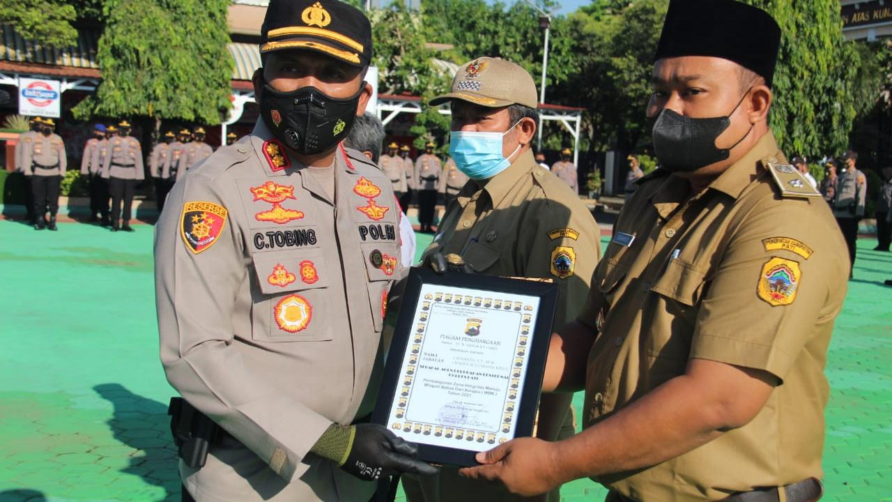 Kapolres Pati, AKBP Christian Tobing saat Berikan Penghargaan kepada anggota dan Agen eksternal