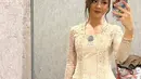 8. Ersya Aurelia memilih kebaya brokat model kutubaru yang sederhana namun tetap memancarkan aura elegan. Potongan klasik ini memberikan sentuhan tradisional yang tetap stylish. [@ersyaaurelia].