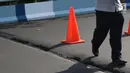 Petugas Dishub DKI Jakarta mengecek kondisi salah satu ruas jalan layang yang retak di kawasan Kemayoran, Jakarta, Kamis (3/1). Akibat retakan ini, para pengendara harus lebih berhati-hati saat melintas. (Liputan6.com/Helmi Fithriansyah)