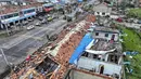 Atap bangunan juga rusak parah. (AFP/China OUT)