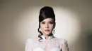 Kali ini, Maia tampil bak pengantin klasik dalam balutan gaun lace putih yang feminin, dipadukan dengan tatanan rambut menjulang tinggi yang langsung mengingatkan pada gaya glamor era 60-an. Penampilannya sukses memberi kesan anggun, mewah, sekaligus artsy dalam waktu bersamaan. [@maiaestiantyreal].