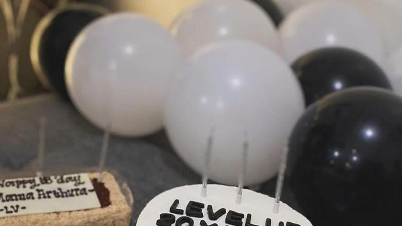Kue ulang tahun itu pun berhasil membuat netizen salah fokus dan ramai-ramai berhitung.