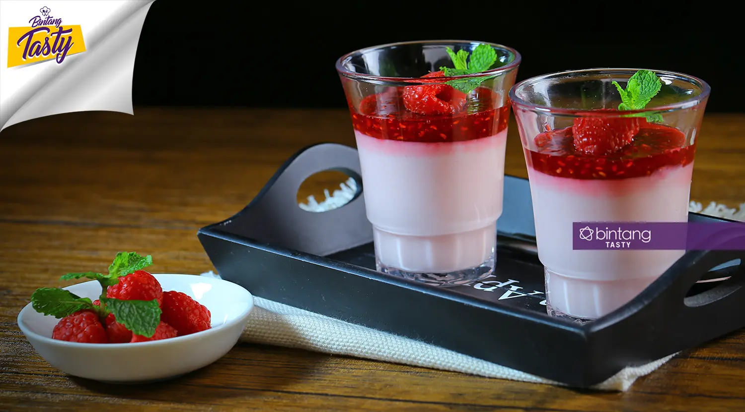 Creamy raspberry pudding. (Fotografer: Adrian Putra/DI: M. Iqbal Nurfajri/Chef: Arum Sari)