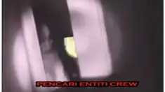 Saat ia meniti satu demi satu ruangan, ia melihat sosok bayangan putih dengan wujud seperti kuntilanak.
