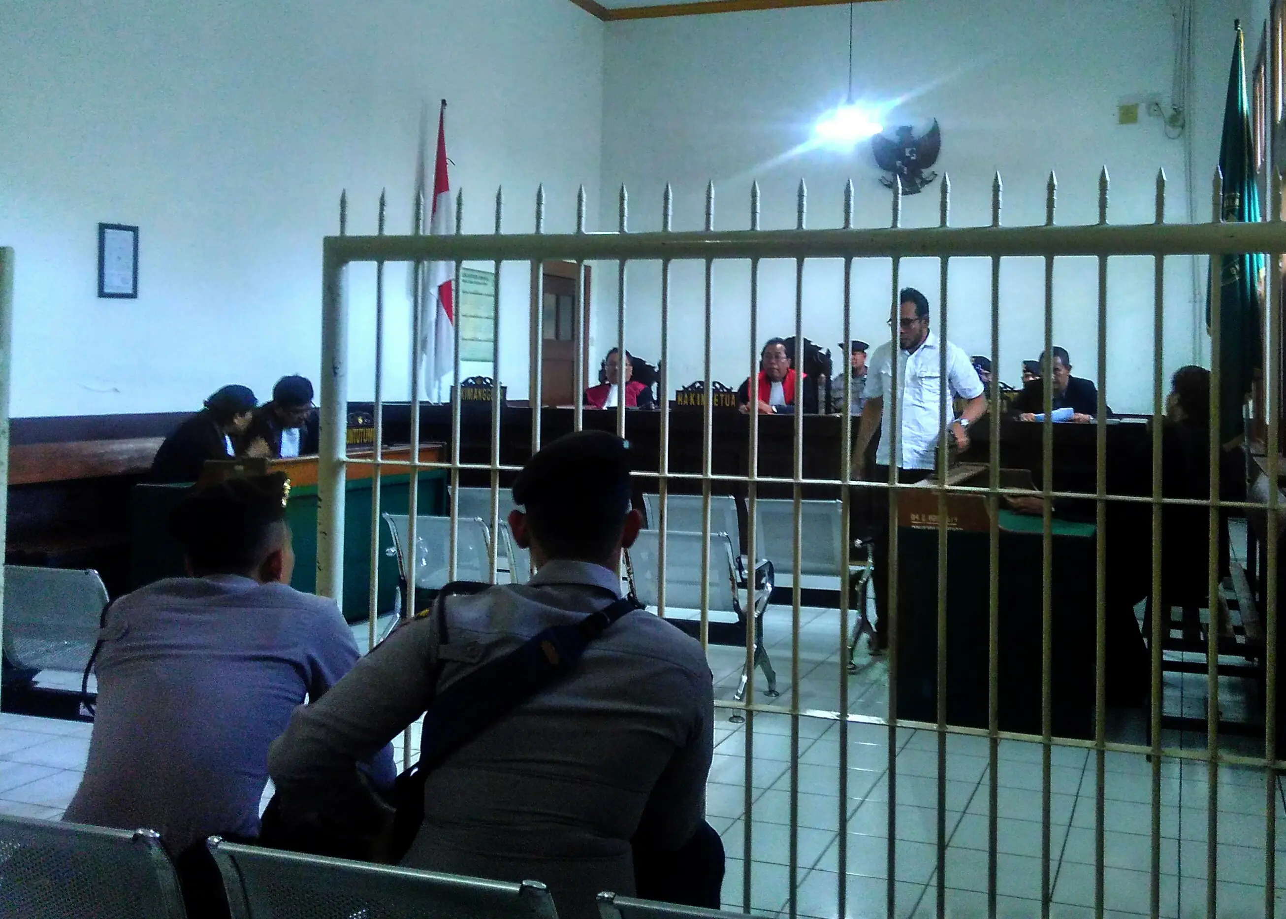 Majelis Hakim Pengadilan Tipikor Bandung memvonis mantan Kanitreskrim Polsek Bandung Kidul Darius Elimanafe lima tahun penjara dan denda Rp 200 juta. (Liputan6.com/Arie Nugraha)