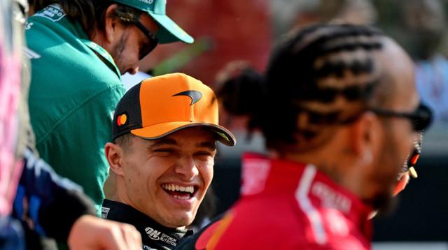 Pembalap Spanyol dari Aston Martin, Fernando Alonso (atas), pembalap Inggris dari McLaren, Lando Norris (tengah), dan pembalap Inggris dari Ferrari, Lewis Hamilton (kanan), berbincang-bincang menjelang Grand Prix Formula Satu Abu Dhabi di Sirkuit Yas Marina di Abu Dhabi pada 7 Desember 2025.
(Andrej ISAKOVIC/AFP)