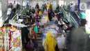 <p>Suasana pasar Tanah Abang yang mulai ramai pengunjung di Jakarta, Sabtu (23/4/2022). Menjelang Lebaran, Pasar Tanah Abang dipadati pengunjung yang memburu busana atau pakaian muslim untuk menyambut Hari Raya Idul Fitri 1443 Hijriah. (Liputan6.com/Herman Zakharia)</p>