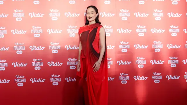 Adu Gaya Artis Tanah Air Dibalut Busana Serba Merah di Red Carpet Vidio Slate 2025.