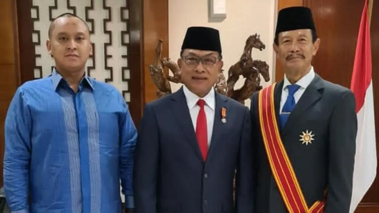 Mantan Kapolri Jenderal (Purn) Sutarman Saat Menerima Bintang Mahaputeta Adipradana.