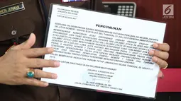 Jaksa Penuntut Umum selaku eksekutor, Heri Jerman bersiap memasang pengumuman pembekuan Jamaah Ansharut Daulah (JAD) di PN Jakarta Selatan, Senin (6/8). Pemasangan pengumuman sebagai bentuk telah mengeksekusi korporasi JAD. (Liputan6.com/Herman Zakharia)