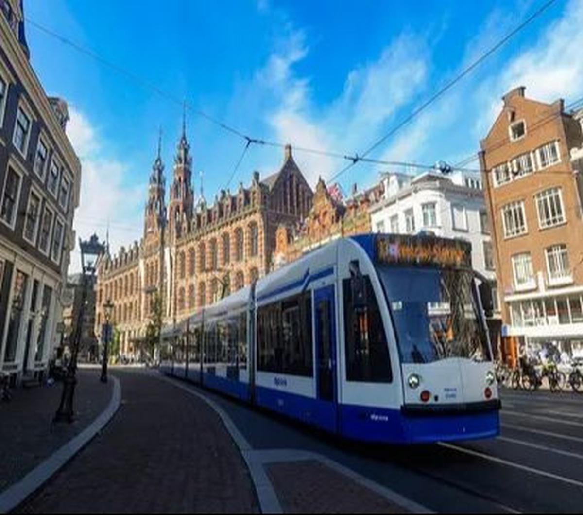Sebuah trem, layanan transportasi kereta dalam kota, melintasi salah satu pusat kota di Amsterdam, Belanda, Jumat (24/5/2024). Amsterdam, kota cantik di Belanda, terkenal dengan kanal-kanalnya yang menawan dan arsitekturnya yang unik. Salah satu daya tari