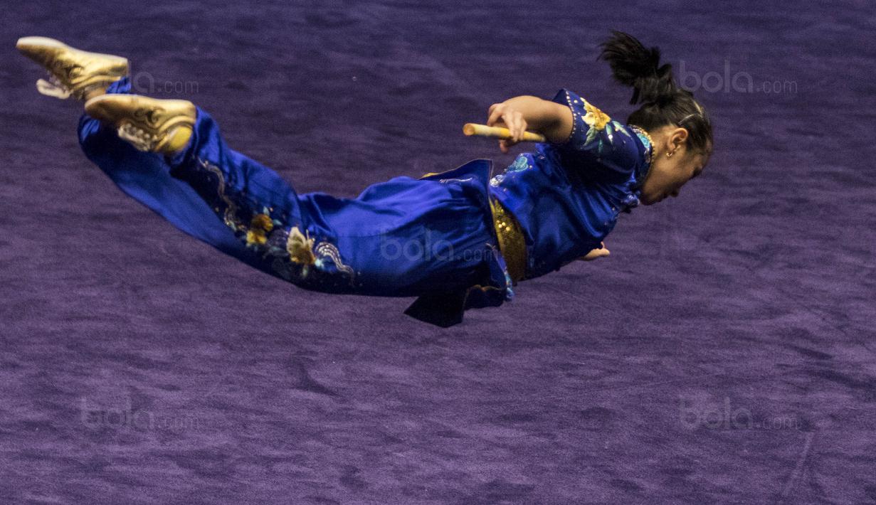Atlet wushu Indonesia, Felda Elvira Santoso, tampil pada SEA Games nomor gunshu putri di KLCC, Kuala Lumpur, Minggu (20/8/2017). Felda berhasil meraih medali perunggu dengan meraih nilai 9,62. (Bola.com/Vitalis Yogi Trisna) 