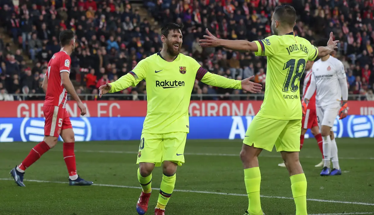 Striker Barcelona, Lionel Messi, melakukan selebrasi usai mencetak gol ke gawang Girona pada laga La Liga di Stadion Montilivi, Minggu (27/1). Barcelona menang 2-0 atas Girona. (AP/Manu Fernandez)