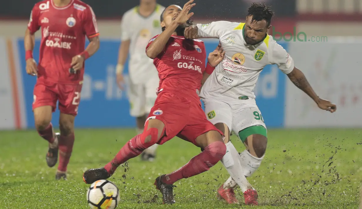 Pemain Persebaya, Nelson Alom (kanan) saat berebut bola dengan pemain Persija Jakarta, Rohit Chand pada laga Gojek Liag 1 bersama Bukalapak di Stadion PTIK, Jakarta (26/6/2018). Persija dan Persebaya bermain imbang 1-1. (Bola.com/Nick Hanoatubun)