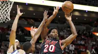 Pebasket Miami Heat, Justise Winslow, mengumpan bola saat melawan Golden State Warriors pada laga NBA di American Airlines Arena, Miami, Senin (4/12/2017). Warriors menang 123-95 atas Heat. (AP/Joe Skipper)