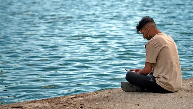 Ilustrasi mendengar lagu, musik