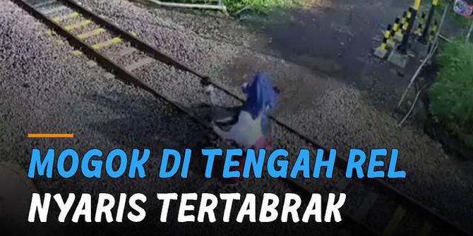 VIDEO: Motor Mogok di Tengah Rel, Emak-Emak dan Anaknya Nyaris Tertabrak Kereta