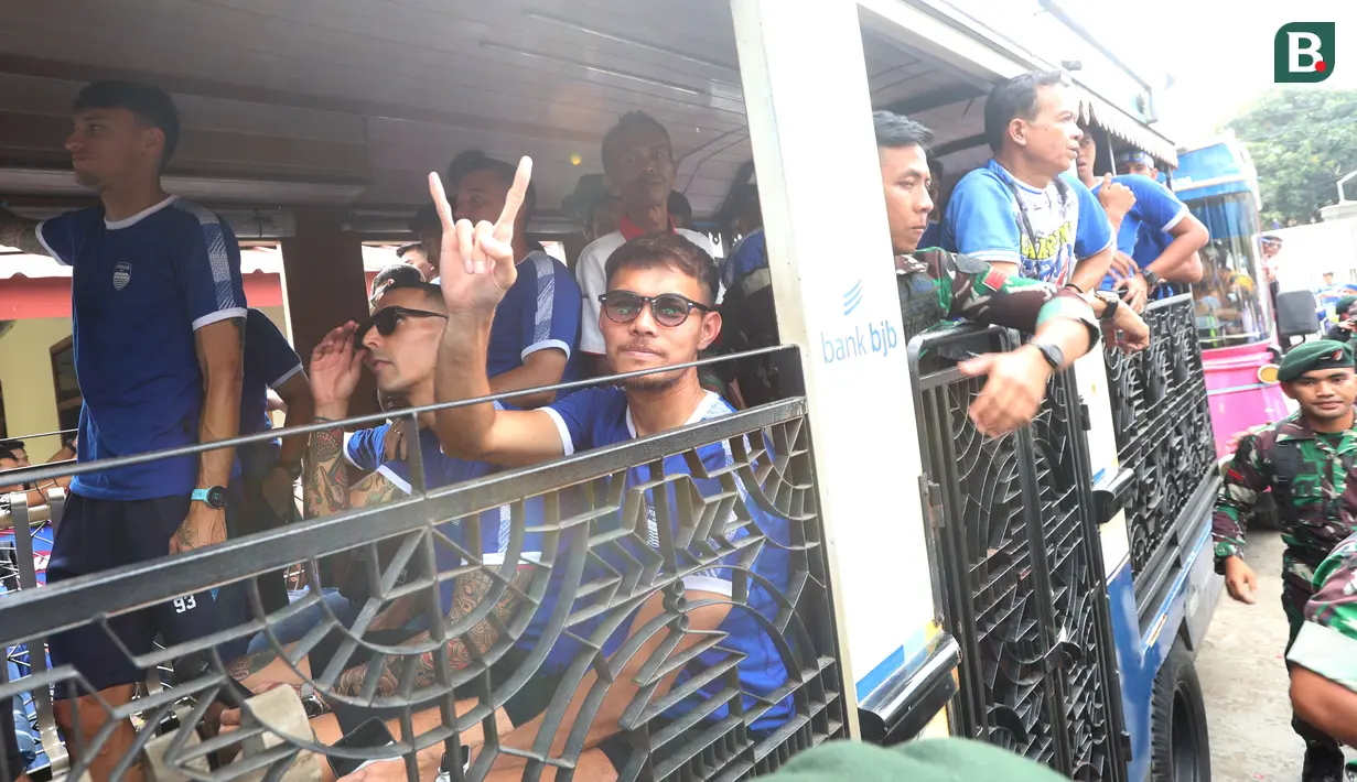 Pemain Persib Bandung, Rezaldi Hehanusa, menyapa Bobotoh yang memadati sepanjang jalan rumah Bos Persib Bandung, Umuh Muchtar, di Tanjungsari, Sumedang, Sabtu (2/6/2024). (Bola.com/M Iqbal Ichsan)