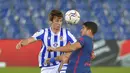 Penyerang Atletico Madrid, Luis Suarez, berebut bola dengan bek Real Sociedad, Robin Le Normand, pada laga lanjutan Liga Spanyol di Anoeta Stadium, Rabu (23/12/2020) dini hari WIB. Atletico Madrid menang 2-0 atas Real Sociedad. (AFP/Ander Gillenea)