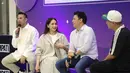 Nagita Slavina mengungkap bahwa ide ini lahir dari kesuksesan event olahraga sebelumnya dan melihat Padel sebagai tren baru yang luar biasa. Tampak dalam foto, pasangan selebritas Raffi Ahmad dan Nagita Slavina, Ariel Noah dan Gading Marten (dari kiri ke kanan) saat memberi keterangan terkait gelaran ajang olahraga Padel terbesar bertajuk Padel Wars Presented by Simpati di Jakarta, Senin (10/11/2025). (KapanLagi.com/Budy Santoso)