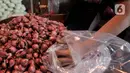 Aktivitas pedagang merapikan bawang merah di Pasar Induk Kramat Jati, Jakarta, Rabu (17/6/2020). Penerapan PSBB yang diberlakukan sejak April-Juni 2020 menyebabkan harga bawang merah merangkak naik Rp 45 ribu-Rp60 ribu per kilogram akibat kelangkaan di daerah pemasok. (merdeka.com/Iqbal S. Nugroho)